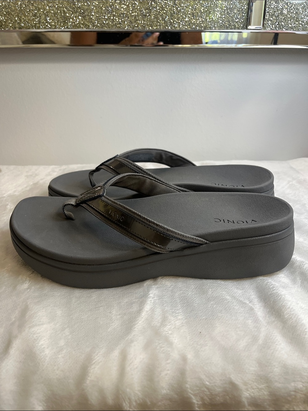 Vionic Women's Charcoal Gray Comfort Thong Sandals - Picture 5 of 13